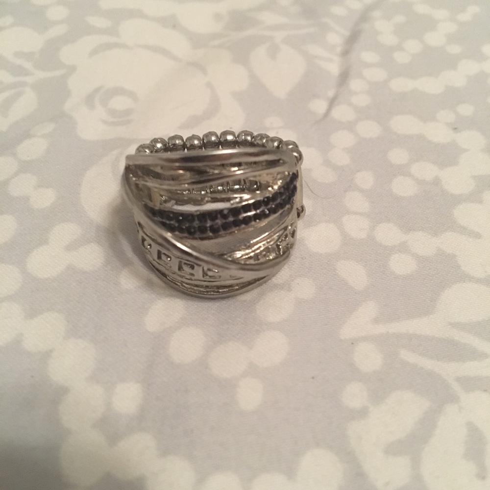 Geometric design ring